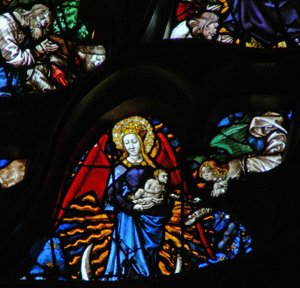 Das Westrosenfenster zeigt eine Szene aus dem Buch der Offenbarung: Frau bekleidet mit der Sonne, der Mond unter ihren Füßen und zwölf Sterne in ihrem Nimbus (12:1).