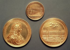 Oben: Recto = Les Revues, 1680 von Thomas Bernard; Unten: verso = Profil von Ludwig XIV., recto = Die Kolonnade des Louvre, Bernini-Projekt von Jean Warin III (1604-72) von French School