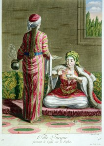 Türkisches Mädchen trinkt Kaffee auf dem Sofa, aus der Sammlung von Kostümdrucken aus dem Levant, graviert von I. Haussard, 1707-08