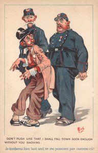 Zwei Polizisten eskortieren einen betrunkenen Mann