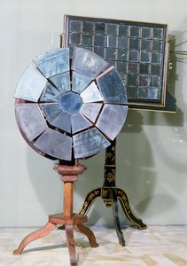 Variable Fokusspiegel entworfen von Jacques Alexandre Cesar Charles (1746-1823) und verwendet von Georges Louis Leclerc (1707-88) Comte de Buffon in seinen Experimenten zur Bleischmelze (Holz & Glas)