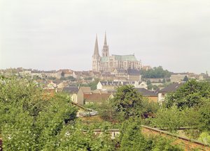 Ansicht der Kathedrale von Chartres, von Südosten, begonnen 1194 von French School
