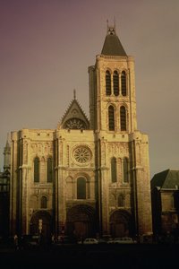 Ansicht der Westfassade, begonnen ca. 1135 von French School