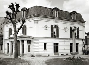 Ansicht der Fassade der Bibliothèque Marmottan vom Garten aus, gebaut 1880-1921 von French School