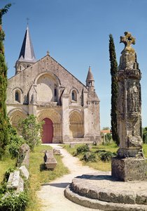 Ansicht der Fassade der Kirche St. Pierre, 1150-75 von French School