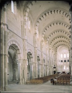Blick auf das Innere des Kirchenschiffs, 12. Jahrhundert von French School