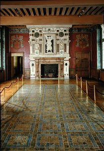 Ansicht des gefliesten Bodens und Kamins im Großen Saal von French School