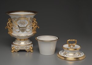 Weißer und goldener Eiskübel mit Deckel, Fabrik von Jacob-Petit von French School