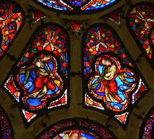 Fenster Ww mit Darstellung eines Engels, der die Trompete des Jüngsten Gerichts bläst von French School