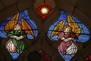 Fenster mit Engeln (Buntglas)
