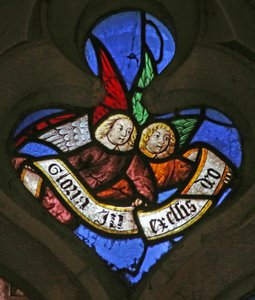 Fenster mit Engeln: "Gloria in excelsis Deo" (Buntglas)