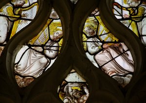 Fenster mit der Darstellung von Musizierenden Engeln mit Orgeln und Harfen