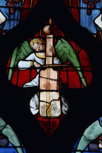 Fenster mit einem musizierenden Engel