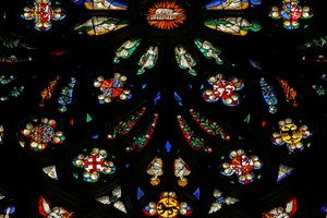 Fenster, ein Detail aus dem westlichen Rosenfenster darstellend; die Wappen umfassen Montmorency-Laval, Bertrand Duguesclin und Oliver de Clisson von French School