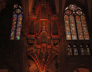 Fenster mit Blick auf die Nordseite des Kirchenschiffs mit der Orgel und den Obergadenfenstern