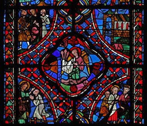 Fenster, Darstellung des zweiten Abschnitts des Heiligen Jakobus-Fensters, w5: In der Mitte sind die Nägel der Passion; Philetus wird bekehrt; Hermogenes mit dem Heiligen Jakobus; eine Kirche; Heiliger Jakobus mit 2 Männern