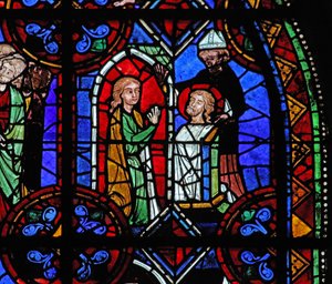 Fenster w06, Darstellung eines Pilgers vor der Reliquie des Heiligen Julian von Brioude von French School