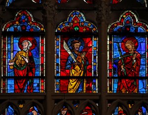 Fenster w102, den Heiligen Matthias, den Heiligen Bartholomäus und den Heiligen Andreas darstellend