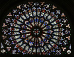 Fenster w121, das Nordrosenfenster, Darstellung von Aposteln, Evangelisten, Bischöfen, Königen, Märtyrern, St. Peter und St. Paul (Rosenfenster - innen) von French School