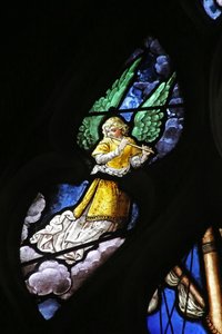 Fenster w12 mit Darstellung eines Engelmusikers