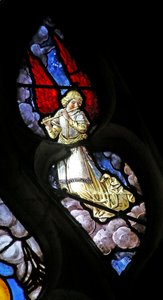 Fenster w12 mit Darstellung eines Engelmusikers