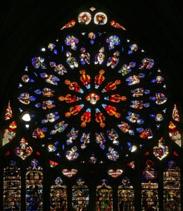 Fenster w135, Gott, Seraphim, musizierende Engel und zehn der Apostel. Die Lanzetten darunter enthalten späte C16-Figuren, die Schutzheiligen der damaligen Kanoniker: St. Jakob, St. Christophorus, St. Karl der Große von French School