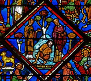 Fenster w15 zeigt eine Szene im Fenster des barmherzigen Samariters: der Pilger wird von einem Priester und einem Levi ignoriert