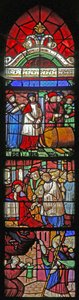 Fenster w19, das das Leben von St. Remi darstellt. Unten: befreit eine besessene Seele. Mitte: wird das Bischofsamt von Reims angeboten (graviert) Oben: Weinwunder von Cernay