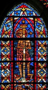 Fenster w209, eine Szene aus dem Leben des heiligen Savinien darstellend: ein Bogenschütze zielt auf Savinien, der an eine Säule gebunden ist, trifft aber stattdessen den Kaiser ins Auge