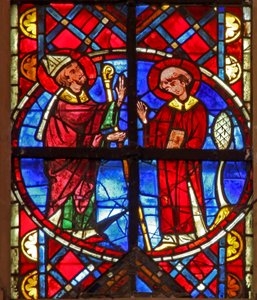 Fenster w211 zeigt St. Vincent als Diakon mit seinem Bischof