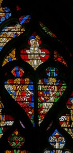 Fenster w232 zeigt Maßwerklichter mit Engeln und St. Bernhard