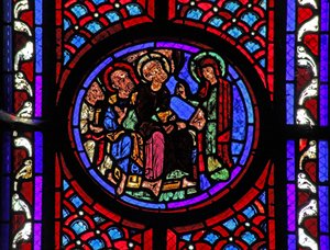 Fenster w2 zeigt eine Szene aus dem Leben der hl. Maria Magdalena - die Heilige erzählt den Jüngern von der Auferstehung