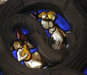 Fenster w7, Engelmusiker darstellend