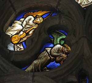 Fenster w7, Engelmusiker darstellend