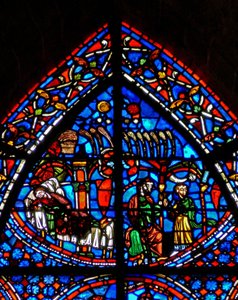 Fenster w9 mit Darstellung von Josephs Traum; die Sonne, der Mond, die Sterne und die Garben seiner Brüder verneigen sich vor ihm. Sein Vater tadelt ihn.