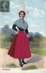 Frau in traditioneller Tracht aus der Normandie um 1910