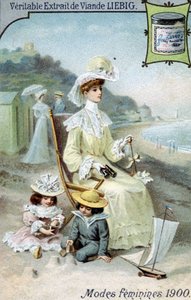 Damenmode 1900. Frau am Strand mit ihren zwei Kindern. Chromolithographie Produkte Liebig.