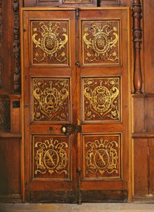 Holztüren aus dem Innenhof, ursprünglich aus dem Schloss d