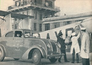 Verladen von Post auf ein Flugzeug der Imperial Airways am Flughafen Croydon, ca. 1936-1937