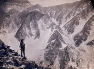 Blick auf die Apuanischen Alpen mit den Marmorbrüchen. Im Vordergrund bewundern einige Männer die Aussicht.