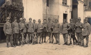 Album "Die GM R. Armee (Erster Weltkrieg)": Soldaten des 152. Infanterieregiments - Kompanie "Arbeiter beim Bombenabwurf" mit Mörsern "Stokes"