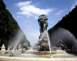 Ansicht des Brunnens der vier Teile der Welt, auch bekannt als Brunnen des Observatoriums oder Carpeaux-Brunnen, im Place Camille Jullian in Paris im Marco Polo Garten. Dieser Bronzebrunnen wurde zwischen 1867 und 1874 von Architekt Gabriel Davioud erbaut.