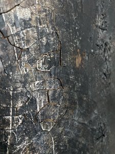 Gebrochenes dunkles Metall