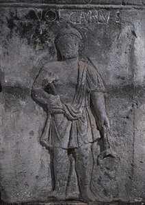 Kapitell der Nautes-Säule, Vulcan mit Hammer darstellend