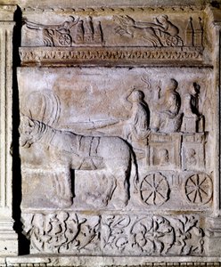Relief aus der gallo-römischen Zeit, das einen von Pferden gezogenen Wagen mit Passagieren darstellt. Avignon, Musée Calvet von Gallo Roman Gallo Roman