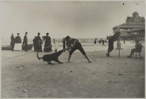 Junge und Hund, Iron Pier, Coney Island, Brooklyn, ca. 1885