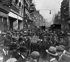 Menschenmenge vor dem Newspaper House, Fleet St, Blick nach Osten, City of London, vor 1933 von George Davison Reid