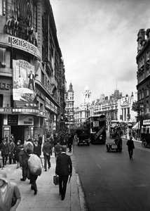 Menschen gehen am Astoria Theatre in der Charing Cross Road, Westminster, London, frühe 1930er Jahre vorbei