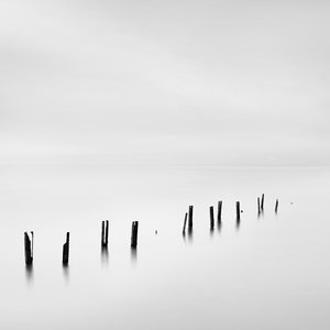 Minimalistische Pfähle Wasser