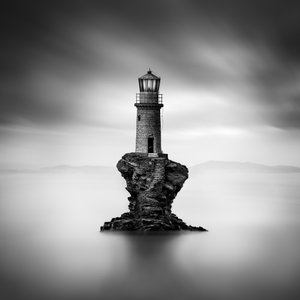 Einsamer Felsenleuchtturm von George Digalakis